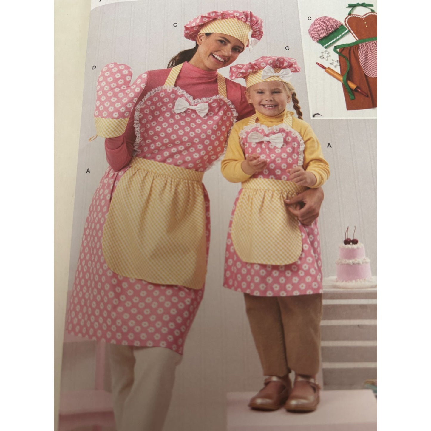 Simplicity Sewing Pattern S3050 Mother Daughter Matching Aprons Christmas Mom UC