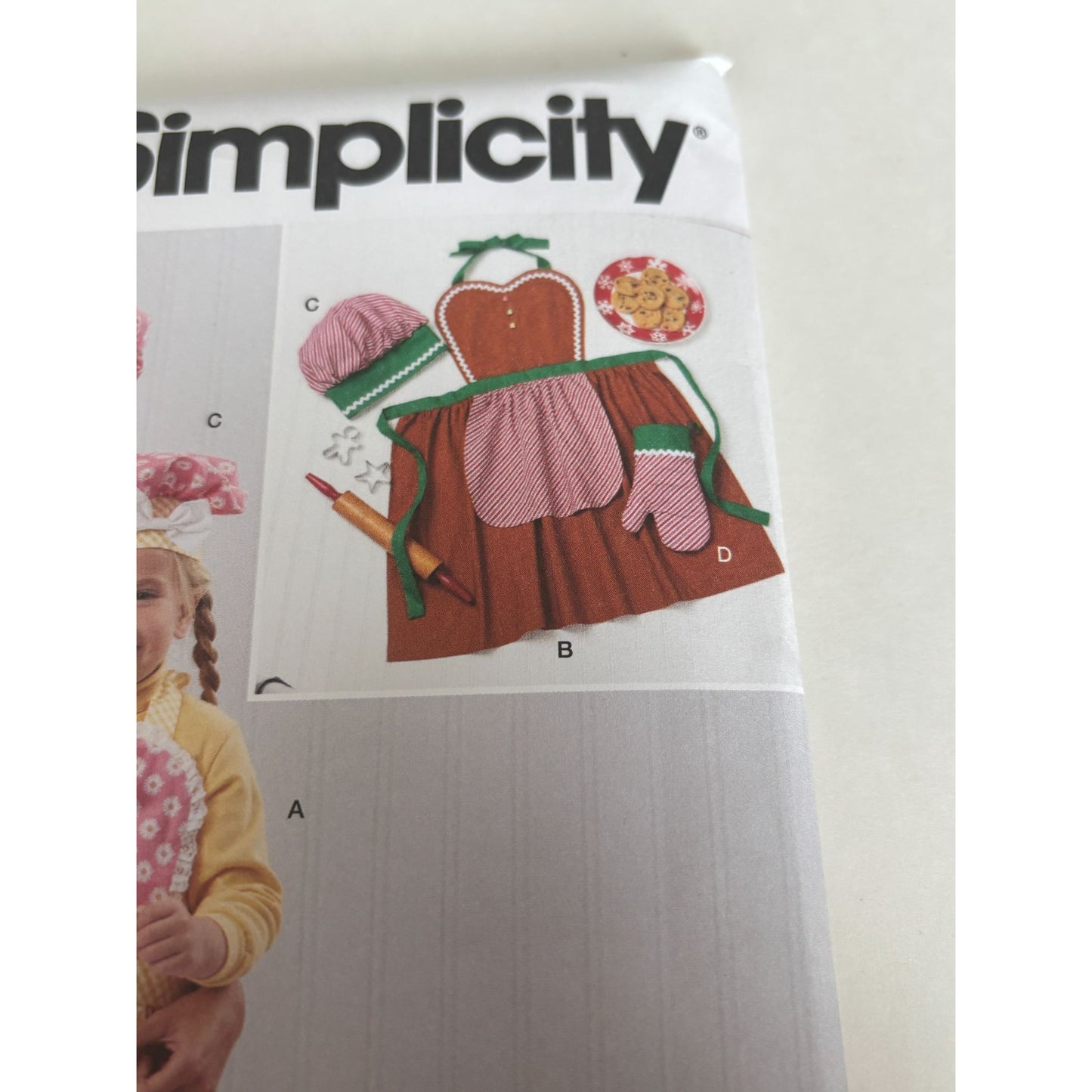 Simplicity Sewing Pattern S3050 Mother Daughter Matching Aprons Christmas Mom UC