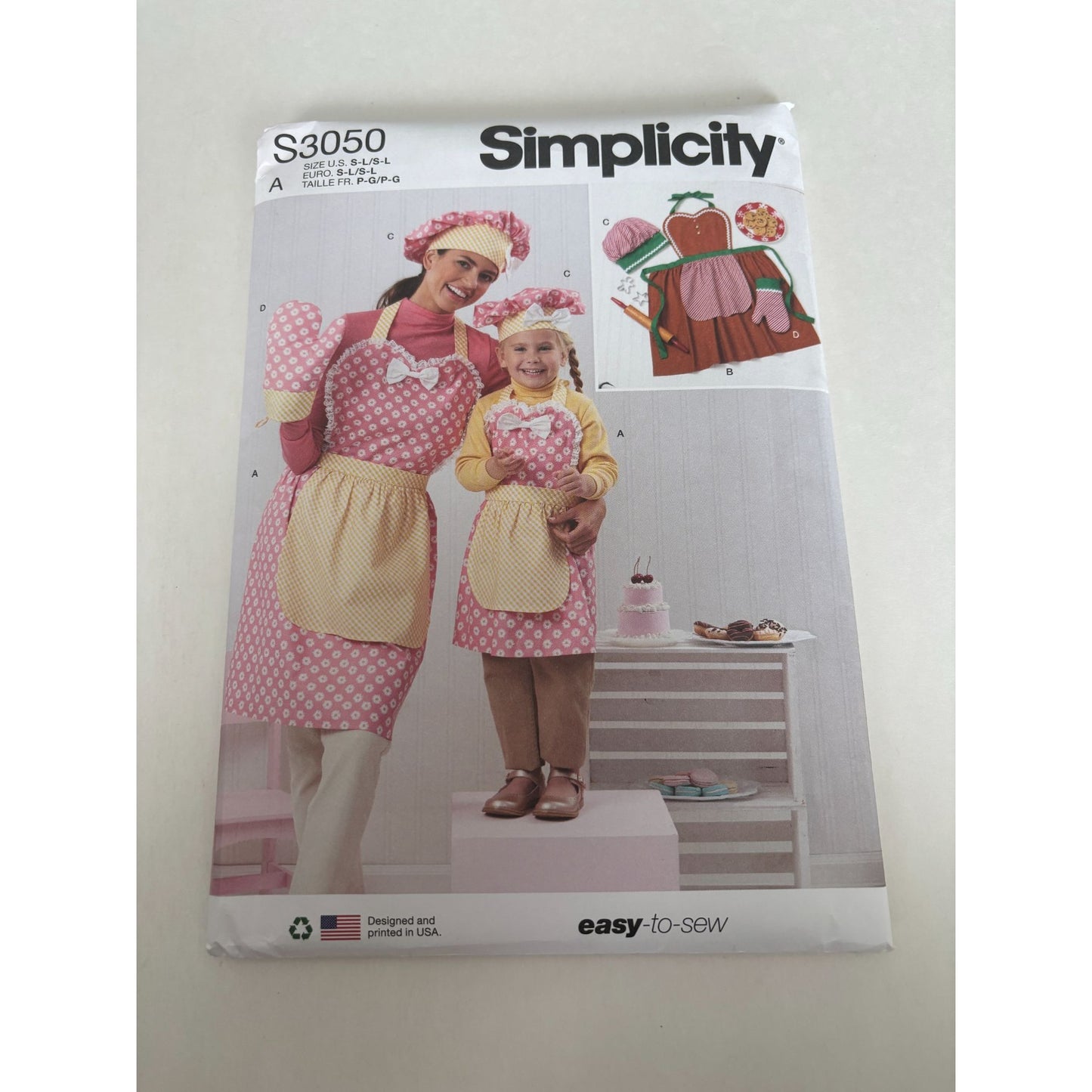 Simplicity Sewing Pattern S3050 Mother Daughter Matching Aprons Christmas Mom UC