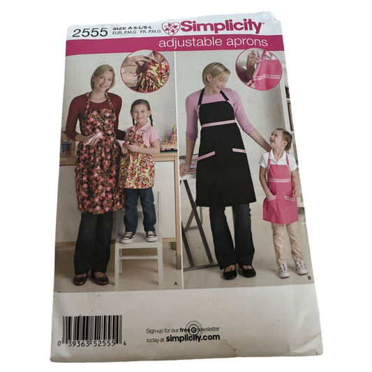 Simplicity Sewing Pattern 2555 Adjustable Aprons Holiday Project Mom Daughter UC