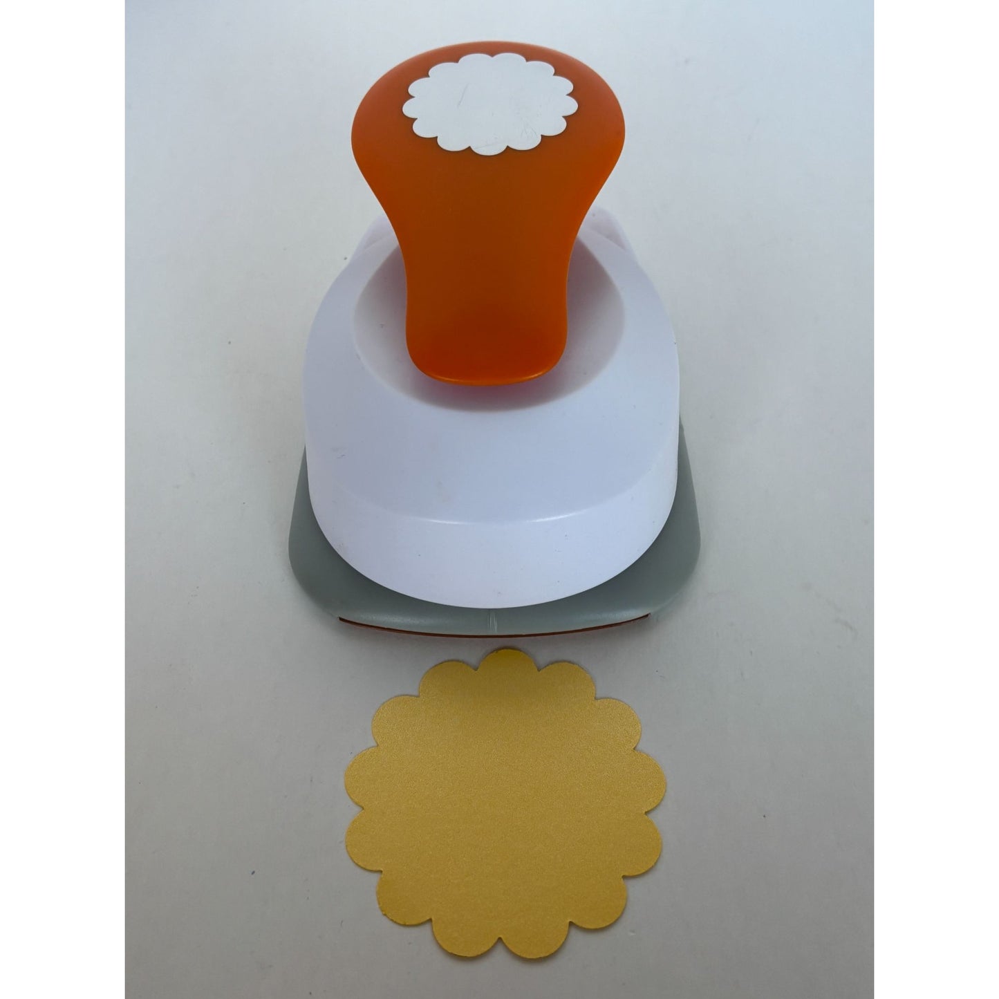 Fiskars Paper Punch Pretty Scallops Scalloped Circle Paper Punch 3 inch 3XL Orange & White Craft Tool