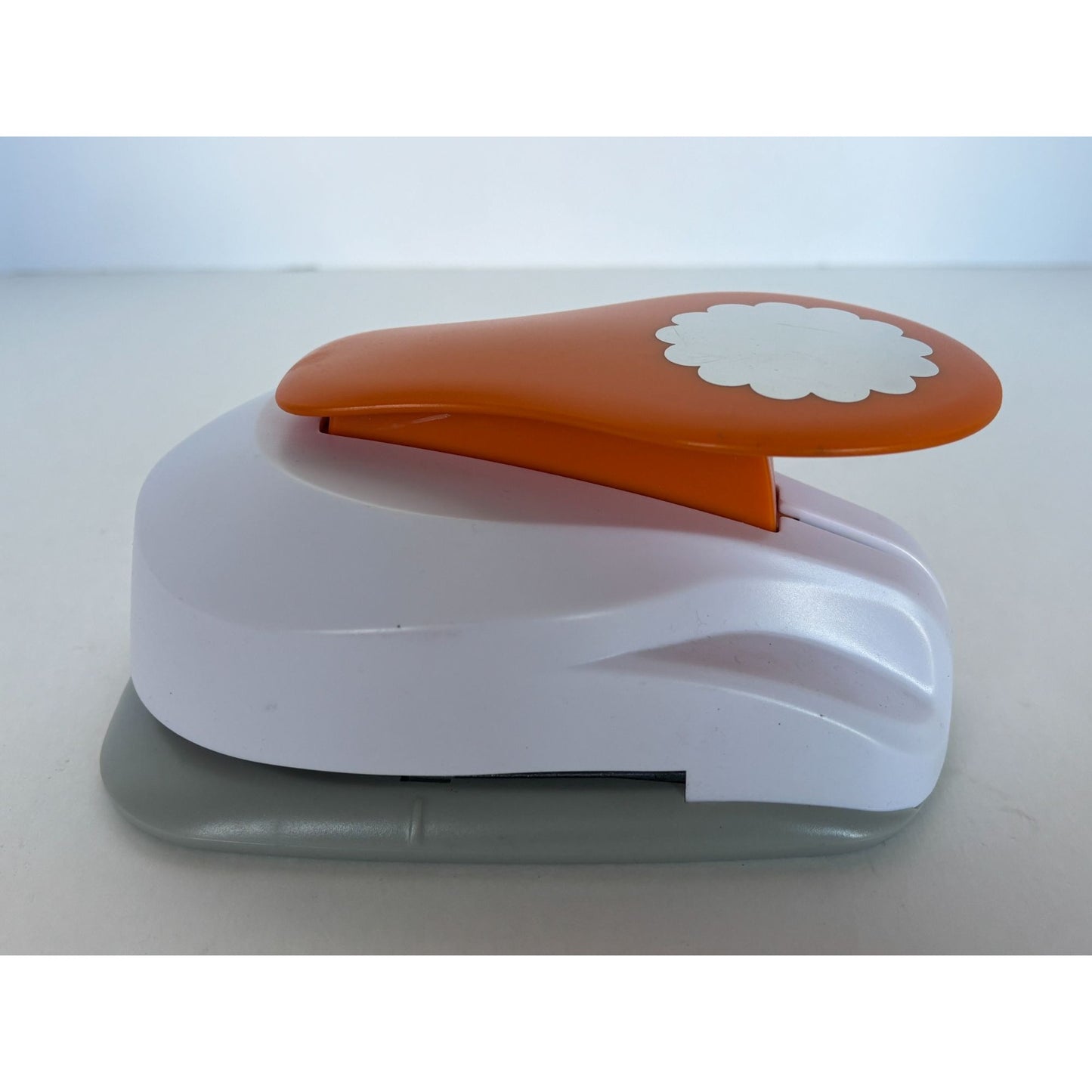 Fiskars Paper Punch Pretty Scallops Scalloped Circle Paper Punch 3 inch 3XL Orange & White Craft Tool