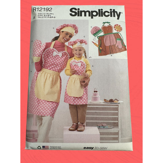 Simplicity Sewing Pattern R12192 Mother Daughter Matching Aprons Christmas Uncut