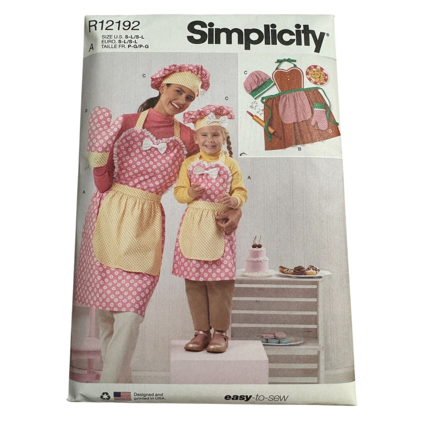 Simplicity Sewing Pattern R12192 Mother Daughter Matching Aprons Christmas Uncut