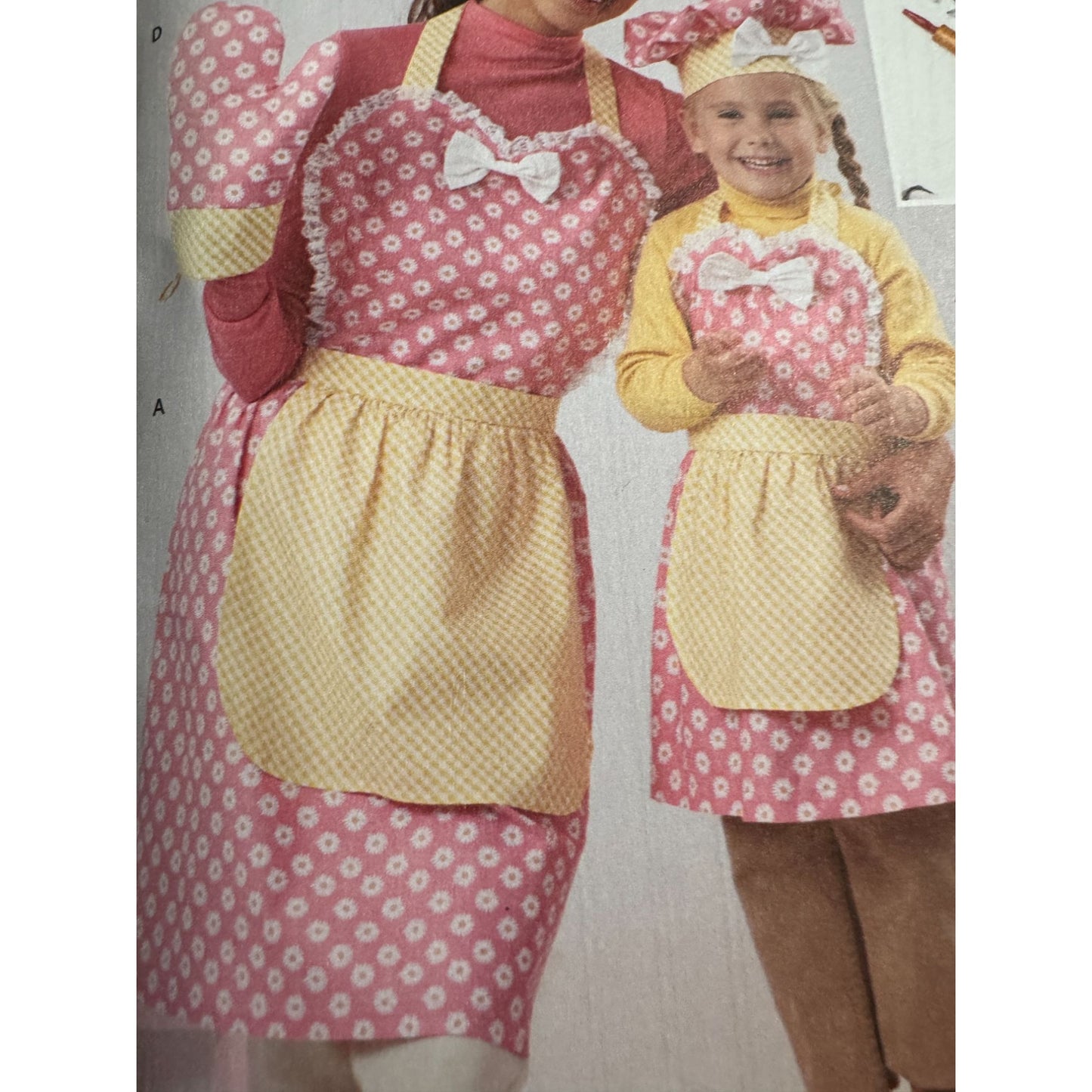 Simplicity Sewing Pattern R12192 Mother Daughter Matching Aprons Christmas Uncut